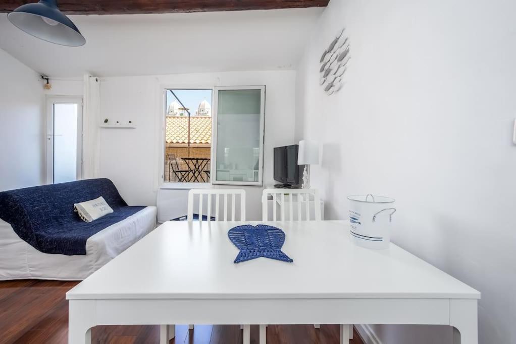 Au Coeur Du Panier Avec Terrasse 2 A 4 Personnes Climatisation Apartment Marseille Bagian luar foto